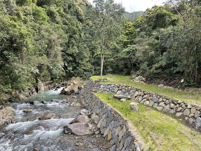 熊空橋以「就地取材」及「緩坡化」為設計原則