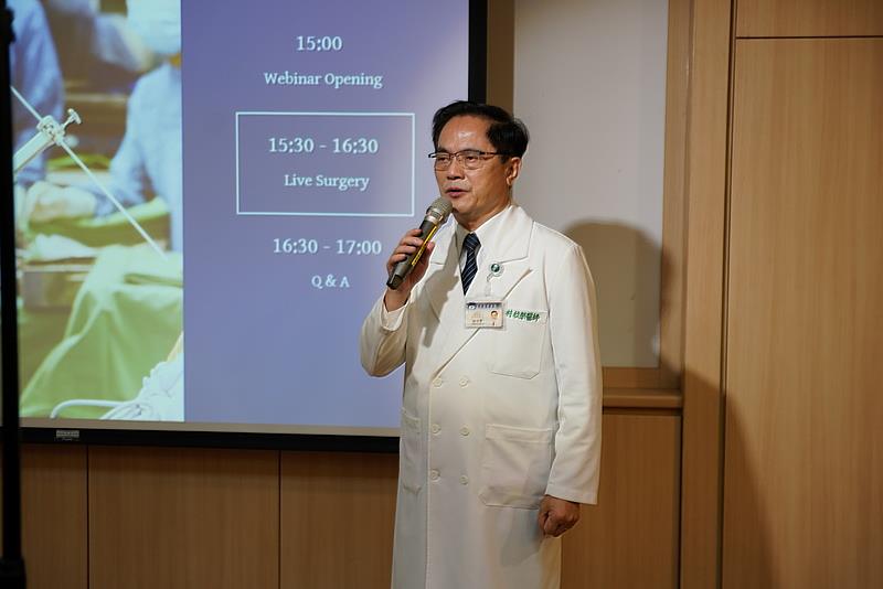 花蓮慈院院長林欣榮手術過程中回答國際專家提問。