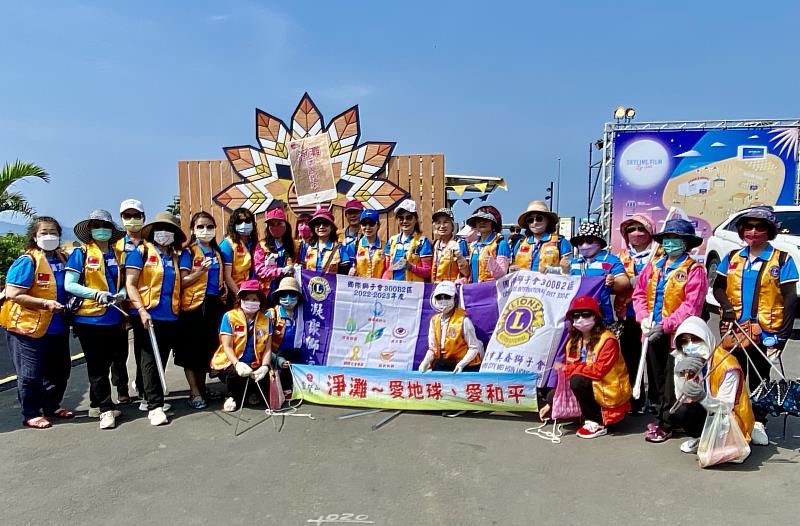 4新北市美鑫獅子會現任會長賴月哖，攜同會員26人，第一次參加淨灘，愛地球環境保育的心不中斷。（靈鷲山佛教教團提供）