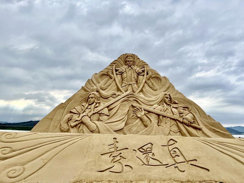 2今年沙雕季以「霹靂傳奇．掌中天下」為主題，打造36座沙雕，還原經典人氣角色，30位霹靂布袋戲角色齊聚沙灘。（靈鷲山佛教教團提供）