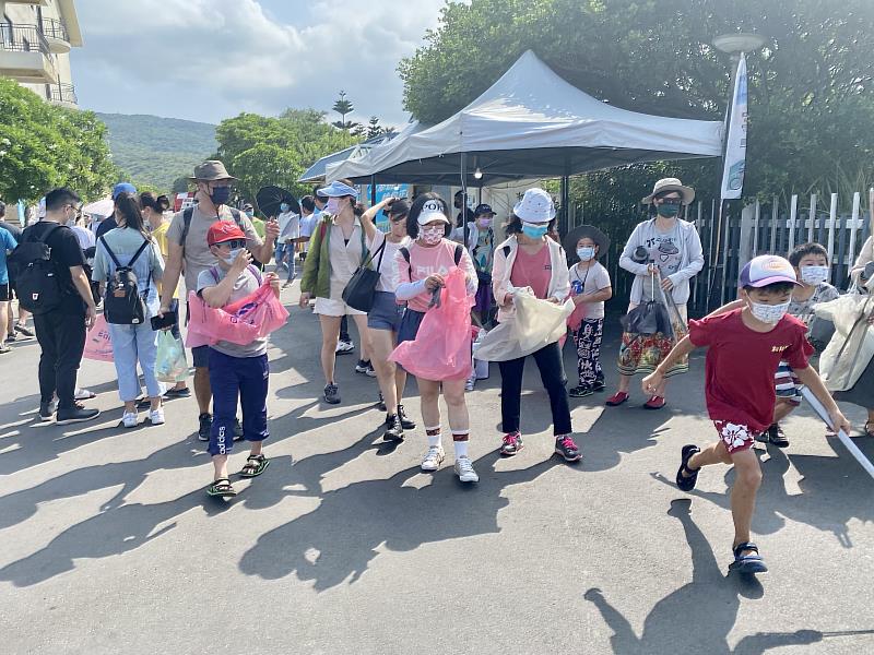 5淨灘夥伴和孩子們愛地球的心和閃亮的眼神，都是無可取代的。（靈鷲山佛教教團提供）