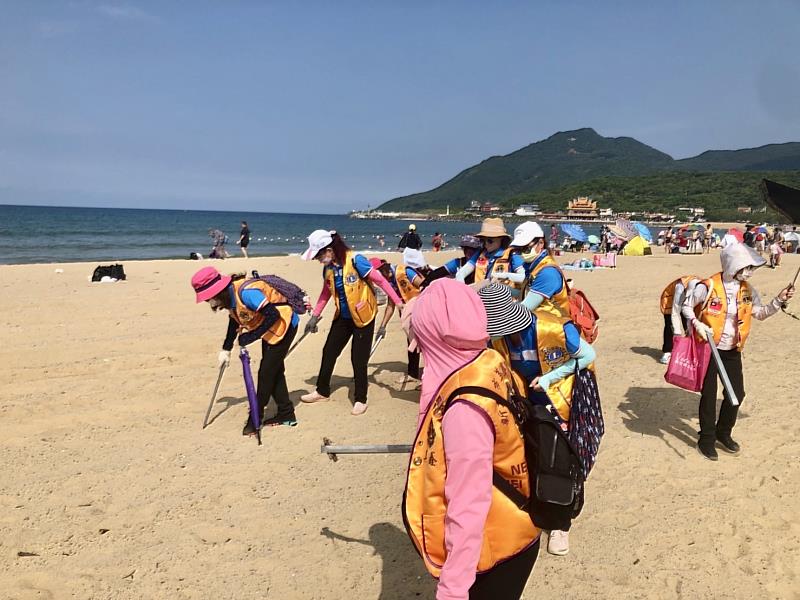 3垃圾不亂丟，海洋更美麗！大家在烈日下淨灘，希望還給海洋生物乾淨的家園。（靈鷲山佛教教團提供）