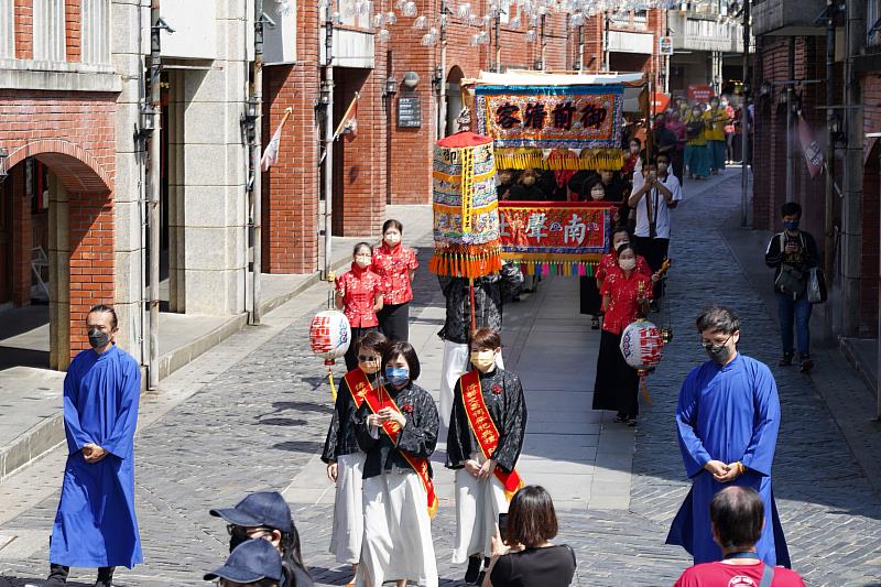 國立傳統藝術中心主任陳悅宜以主人家身分迎神並帶領綵街隊伍前往文昌祠。