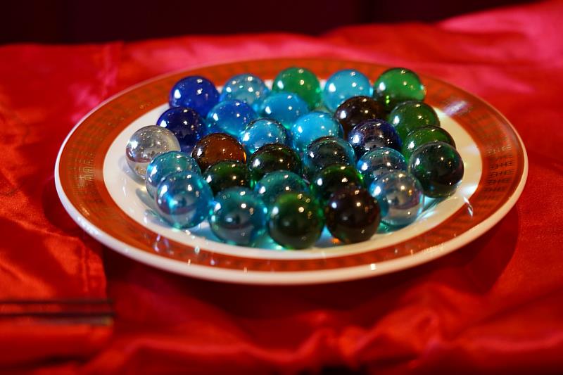 孟府郎君祭的祭品彈珠，取圓形象徵諸事圓滿、順利通達之意。