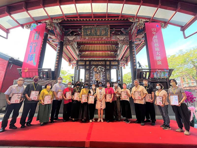 主辦單位國立傳統藝術中心主任陳悅宜頒發感謝狀並與館閣代表合影。