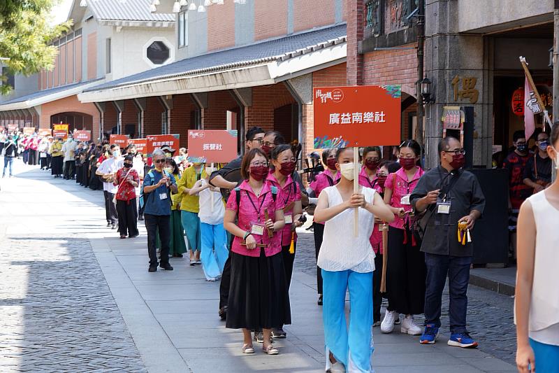 來自全台北、中、南及金門的14個館閣及學校參與南管風綵街活動。