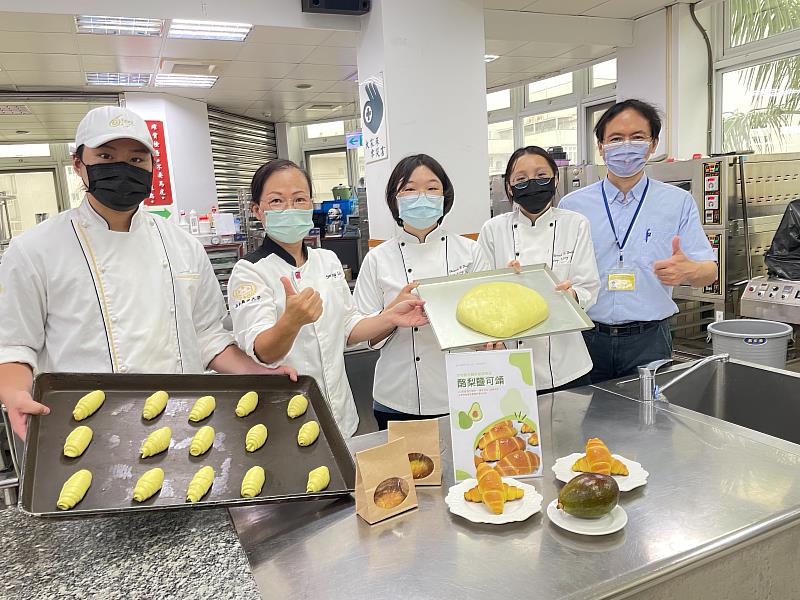 嘉藥孫靖玲及田孝威老師率領同學研發出酪梨鹽可頌的新吃法