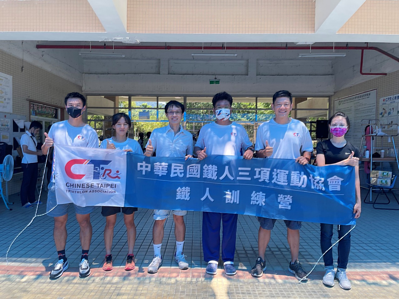 教練團與體育中心楊昌斌主任及張嘉珍老師合影。