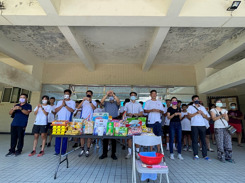 國立東華大學共同教育委員會陳復主委帶領祭祀祈福儀式。