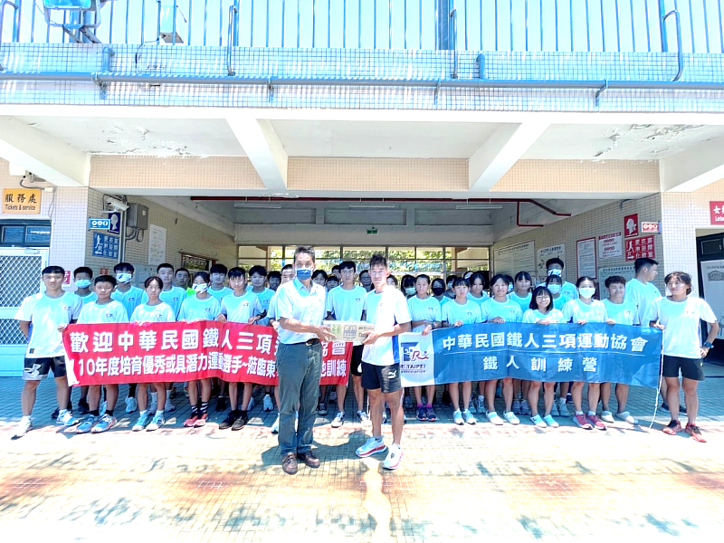 國立東華大學徐輝明副校長致贈運動飲料幫選手們加油打氣。