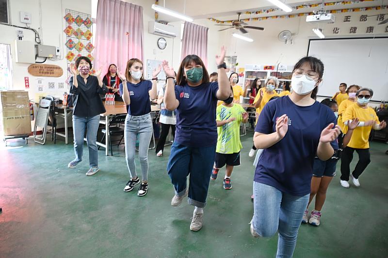 畢業即就業 臺東縣府攜手東大媒合原專班遴選照服員 今齊聚南王文健站在職教育 饒縣長親往嘉勉