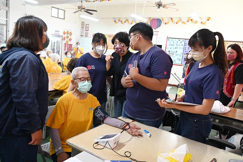 畢業即就業 臺東縣府攜手東大媒合原專班遴選照服員 今齊聚南王文健站在職教育 饒縣長親往嘉勉
