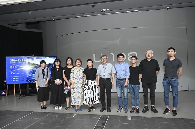 貴賓於U-108_Space_前合影，國美館廖仁義館長（右5）、C-LAB當代藝術實驗平臺吳達坤總監（右4）、製作團隊藝術家謝賢德（右3）與葉廷皓（右2）