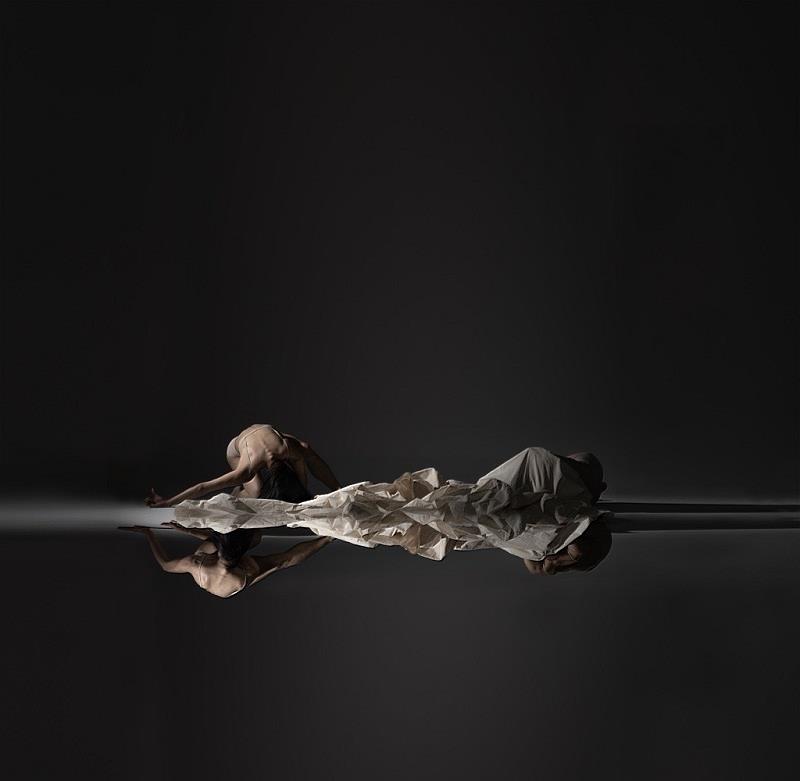 圖說2：結合「織品 x 身體 x 音樂」，《與清醒夢》期盼帶給觀眾視覺、美感、心靈上的饗宴。（圖片提供：廣藝基金會）