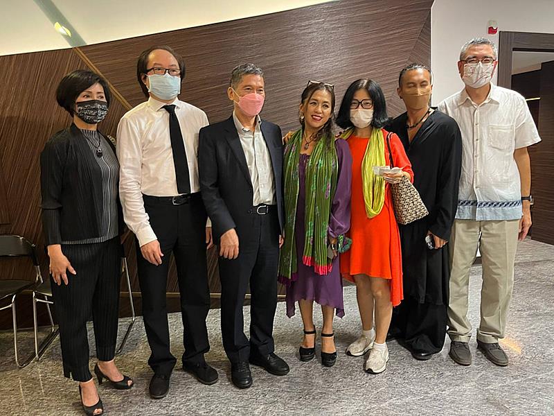 貴賓合影留念。左起為臺藝大曾照薰院長、陳志誠校長、文化部李永得部長、精靈幻舞舞團賀連華創辦人、謝美慶顧問、絲釋民副團長、文化部桂業勤司長。