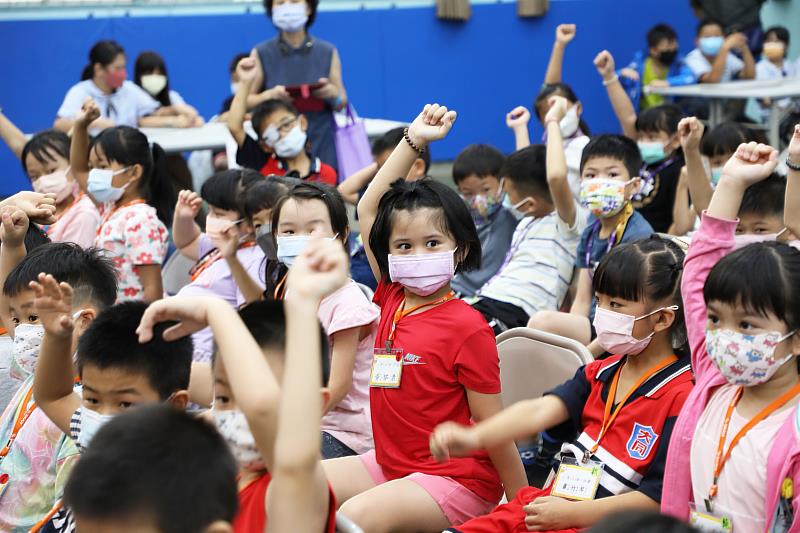 因應全民運嘉義縣提前一週開學！翁縣長參加大同國小迎新 積極宣導防疫