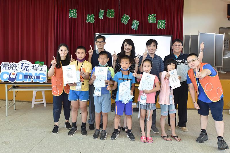 台灣大哥大基金會今在澎湖隘門國小舉辦「Coding Fun偏鄉玩程式」成果發表會，台灣大基金會董事暨執行長劉麗惠(後排左2)、台灣大資訊長蔡祈岩(後排左3)、隘門國小校長朱劍忠(後排左1)以及石泉國小校長馬長生(後排左4)共同參加活動。