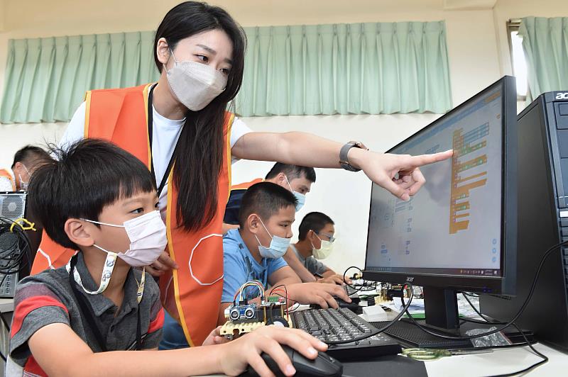 台灣大哥大基金會「Coding Fun偏鄉玩程式」計畫，讓偏鄉孩童們從遊戲中了解程式語言，並且打造自走車。
