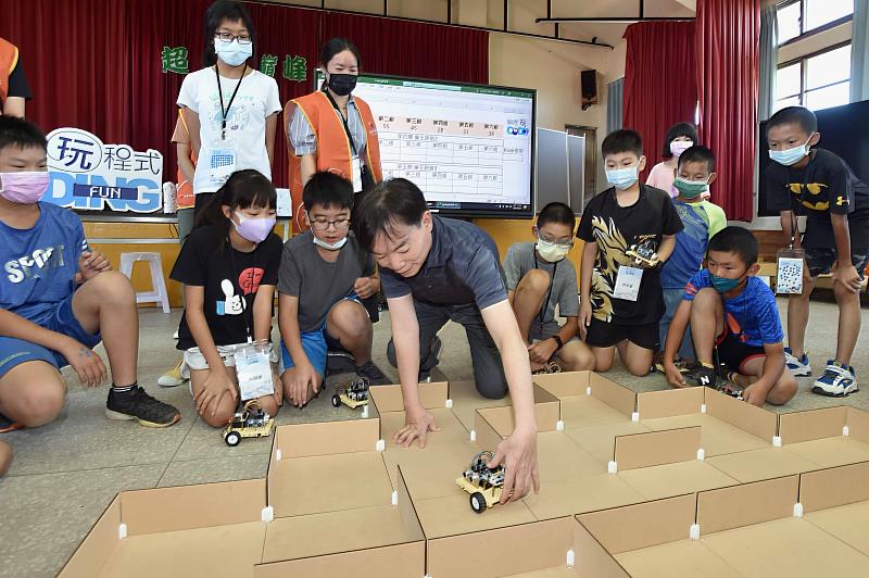 台灣大哥大資訊長蔡祈岩特別來到澎湖隘門國小參加台灣大基金會「Coding Fun偏鄉玩程式」活動，與學童PK自走車。