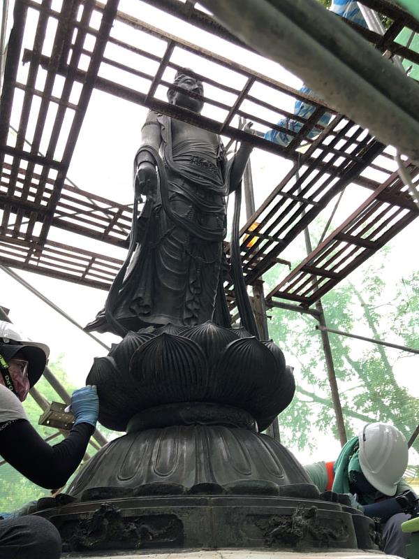 正修科大亞太文化資產保存修復新創科技研究中心，將讓「黑銅聖觀音」銅像回復最初的青銅色光彩。