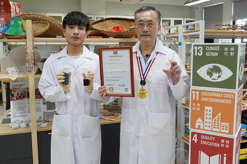 大葉大學工學院李清華院長(右)指導環工系碩士生盧冠燊(左)研發廢車用鋰電池回收技術