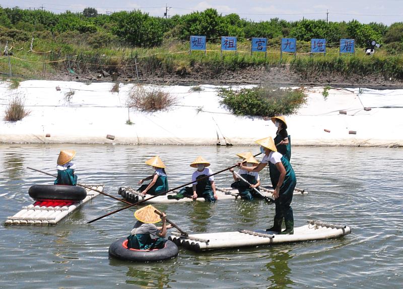 嘉藥越南專班學生坐在竹筏上聽當地民眾講解說明特色生態
