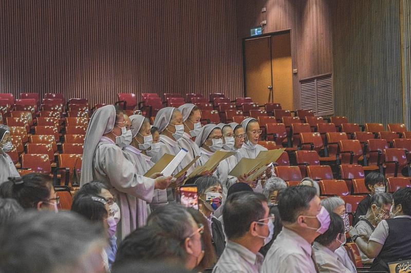 聖瑪爾大女修會修女們獻唱「聖母經」獻上她們的祝福