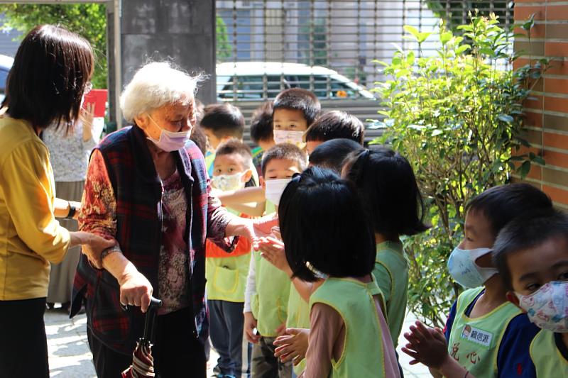 朝陽銀髮產業管理系首創「幼老共園」照護模式，輔導社區幼兒園轉型，實踐在地老化社會創新，大受好評。