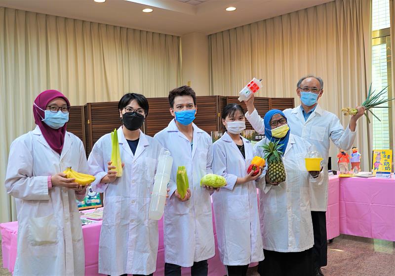 朝陽科大應用化學系師生致力推動USR，利用費洛蒙核心技術，為雲林褒忠有才村營造友善農作環境。