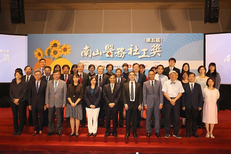 行政院林萬億政務委員(前排左6)、衛⽣福利部李麗芬政務次⻑(前排左5)及得獎醫院院⻑親⾃到場勉勵獲獎團隊與個人獎獲獎者