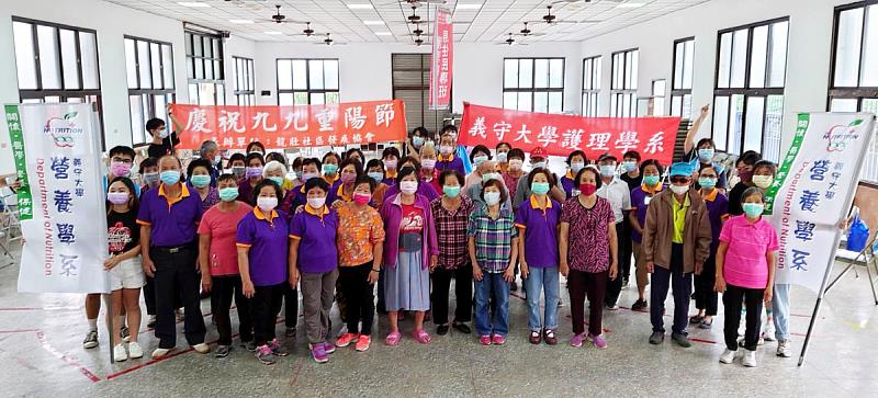 「醫學院」護理原住民專班與營養學系前進高雄美濃區龍肚社區，為在地長輩傳遞正確衛教觀念(照片來源：義守大學提供)。