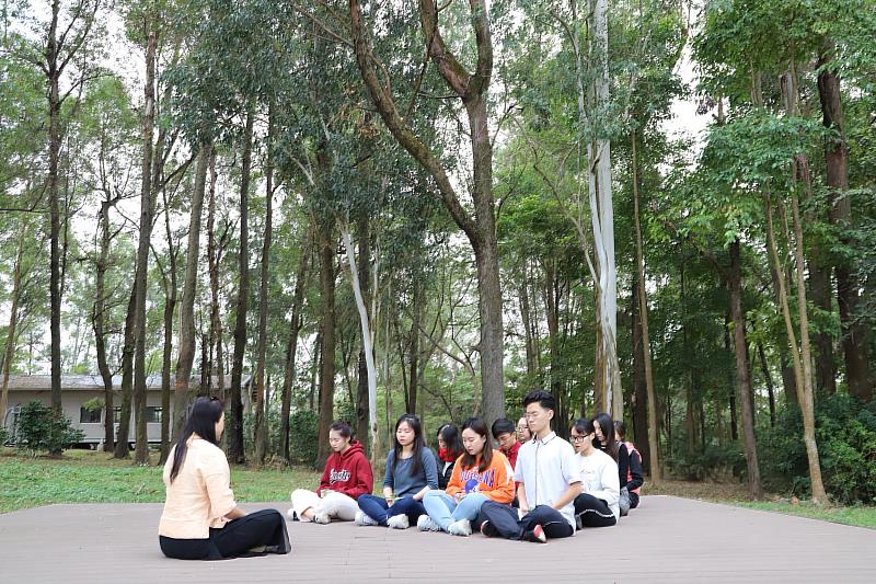 南華大學推行「正念靜坐」課程，並納為通識教育正式課程。師生於戶外進行正念靜坐。