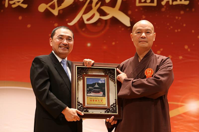聖山寺監院懇慧法師（右）接受新北市長侯友宜頒獎。（圖由新北市政府民政局提供）