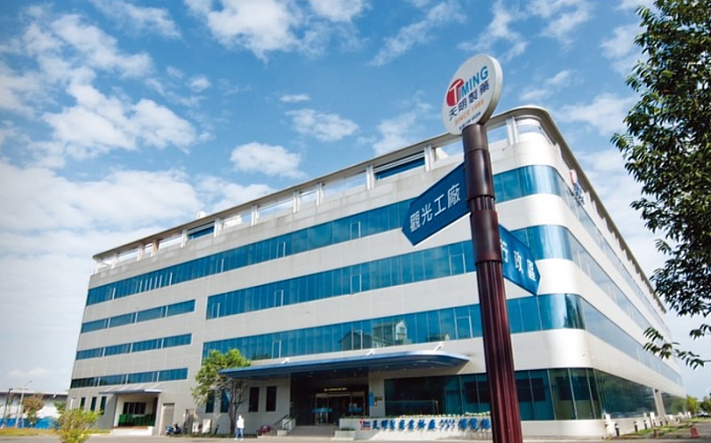 天明製藥農科觀光工廠擁有綠建築銀級標準，節能環保。除了選用高成本的雙層膠合LOW-E玻璃，在豔陽高照的屏東，除了可以維持室內的良好採光，在陽光直射下不會不斷的升溫，同時能防止玻璃反射陽光到周邊的植物上，大幅降低了對環境的傷害。