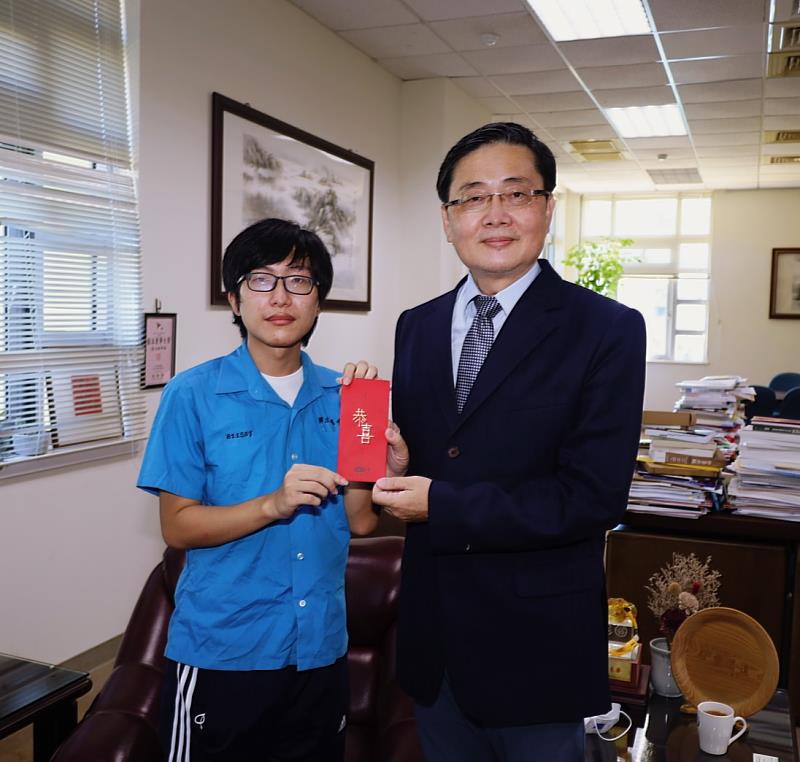 東華大學趙涵捷校長個人特別致贈唐于田同學紅包，祝福他學習順利。