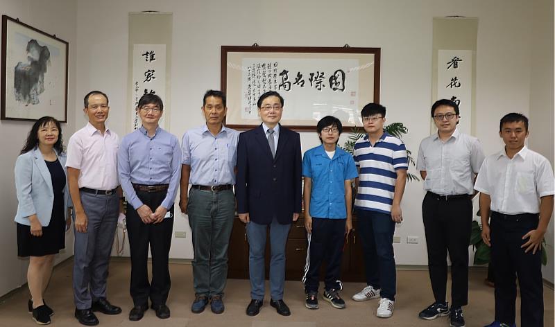基隆高中師長帶領唐于田同學拜會東華大學校長與會人員合照。