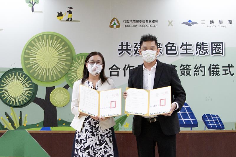 屏東林區管理處處長楊瑞芬(左)與三地集團行銷長暨三地能源資深副總經理黃元正(右)簽署合作意向書