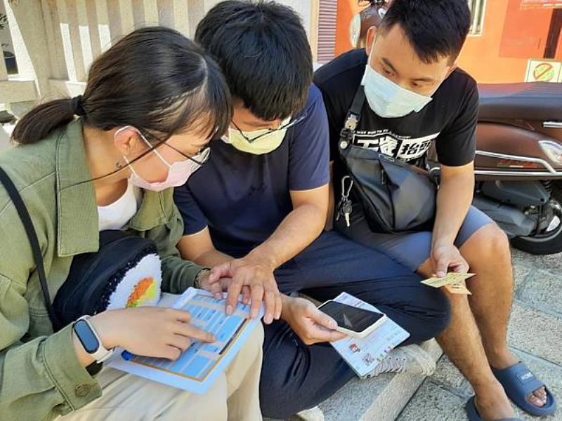 南臺科大教育部的「文化底蘊的在地創生與傳播─府城VS月津」USR計畫團隊舉辦神農街夏季嘉年華，年輕族群挑戰穿梭神農遊戲之情形。