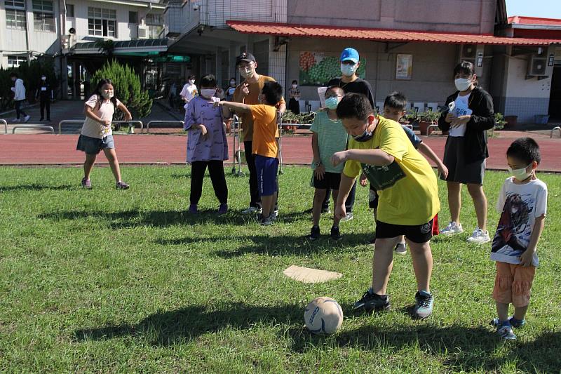 南大師資生設計戶外課程，與樹林國小學童同樂