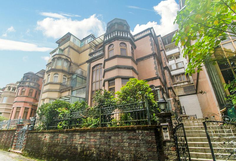「瓏山林」社區因周遭開發密度低、環境清幽，是許多注重隱私、生活環境的購屋者的絕佳選項之一。