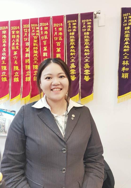 吳雲馨表示，曾有其他房仲業者以四、五年前的過時資訊，及同一條路上但距離甚遠的其他房屋成交行情，低估客戶的房價達1500萬元！