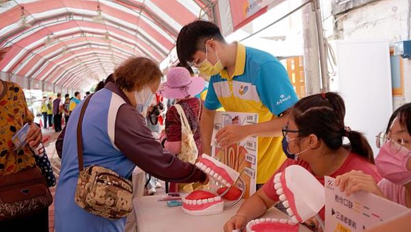 南臺科技大學高齡福祉服務系學生向民眾進行口腔衛教與相關輔具介紹之情形，以流利臺語清楚表達，讓長輩快速且深刻地掌握口腔保健正確觀念。