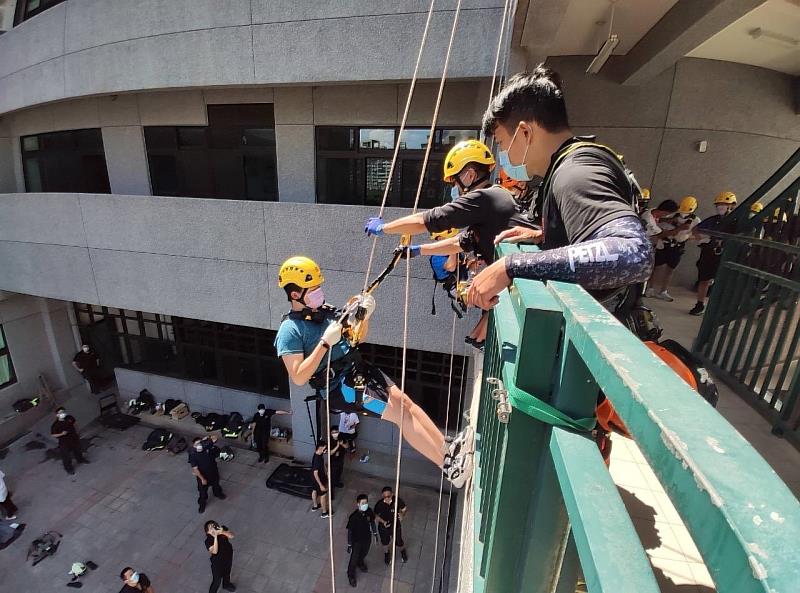 此次營隊活動豐富多元，上午為室內體驗，包括緊急應變指揮學院(ERCA)、救護內外科急症、防火防災知識等體驗課程
