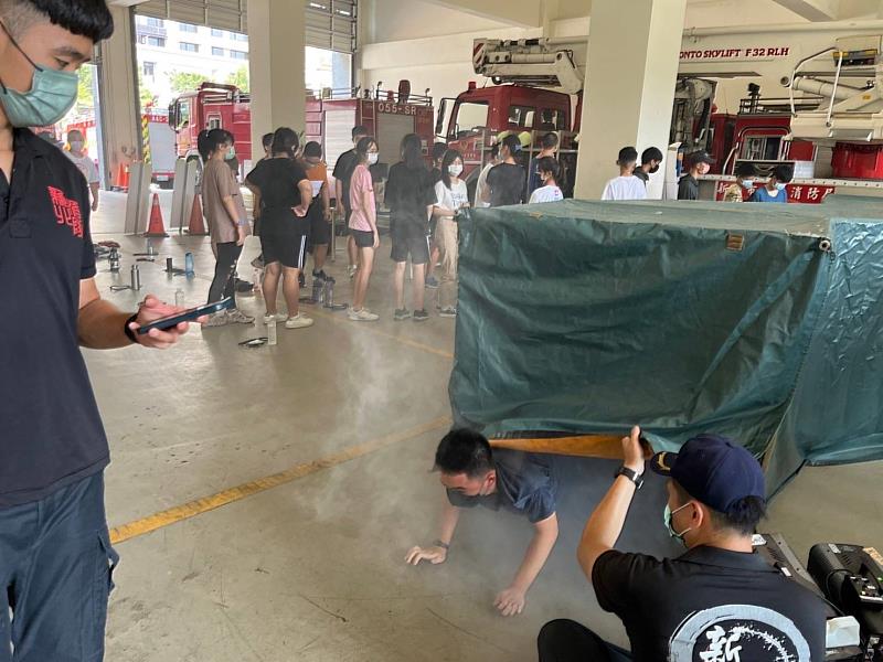 特別於111年8月27日(六)在緊急應變指揮學院(ERCA)-文化消防分隊，全國首創為青少年量身訂做消防職人體驗營，提供100名就讀新北市之國中到大學生參加