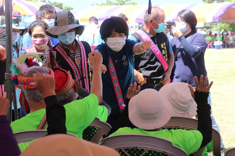 饒慶鈴參加臺東阿美族聯合豐年祭 允諾縣府積極推動原住民產業並期年輕人返鄉工作