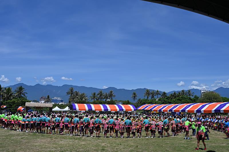 饒慶鈴參加臺東阿美族聯合豐年祭 允諾縣府積極推動原住民產業並期年輕人返鄉工作