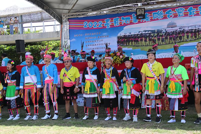 饒慶鈴參加臺東阿美族聯合豐年祭 允諾縣府積極推動原住民產業並期年輕人返鄉工作