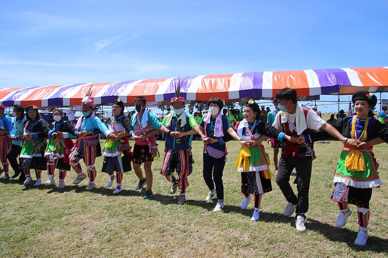 饒慶鈴參加臺東阿美族聯合豐年祭 允諾縣府積極推動原住民產業並期年輕人返鄉工作