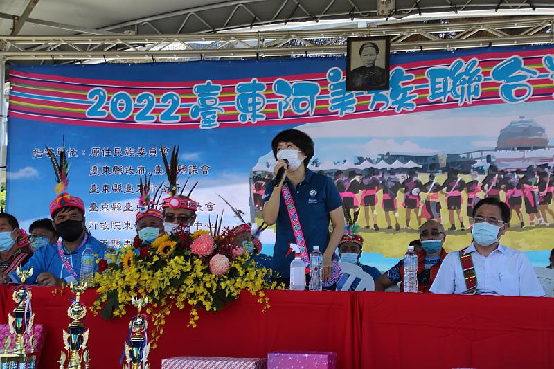 饒慶鈴參加臺東阿美族聯合豐年祭 允諾縣府積極推動原住民產業並期年輕人返鄉工作