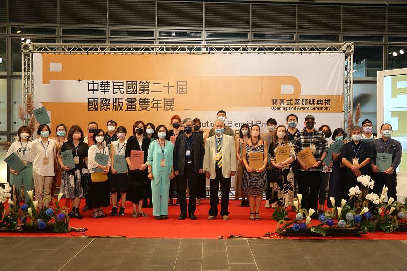 國美館館長廖仁義(右7)、金牌獎克蕾蒙絲‧費萳朵(右5)、銀牌獎艾琳娜‧勞瑞斯科(右4)、銅牌獎奧蘭多‧馬丁尼茲‧韋斯加(右3)等本屆得獎、入選者與評審委員合影